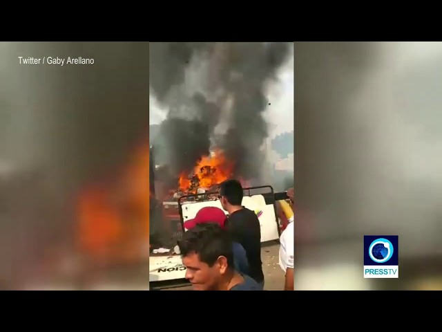 [24 Feb 2019] Venezuela opposition supporters attempting to rescue aid from burning trucks - English