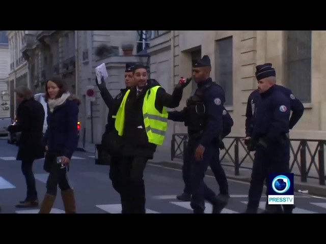[1 December 2018] French police clash with anti-government protesters in Paris - English