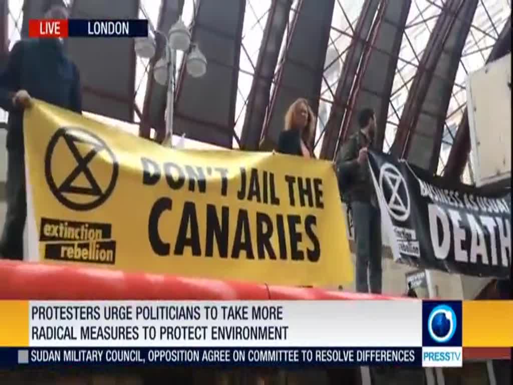[25 April 2019] Climate change protesters climb on train at London\'s Canary wharf - English