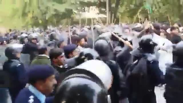 اسلام آباد : مسجد امام حسن جلوس پر پولیس کا بدترین لاٹھی چارج - Urdu