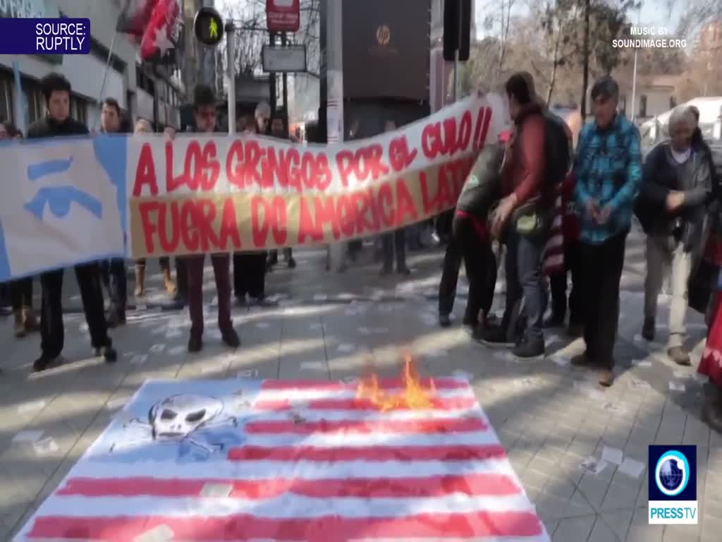 [17 August 2017] Protesters in Chile burn US flag during US Vice President visit - English