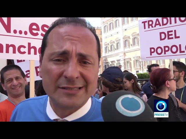 [19 June 2019] Protesters stage demo against Calabria decree outside Italian parl. - English